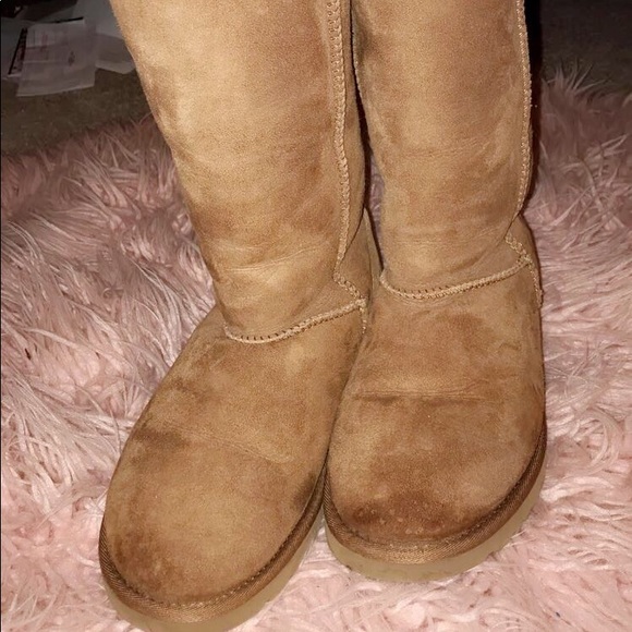 UGGS - Picture 2 of 5